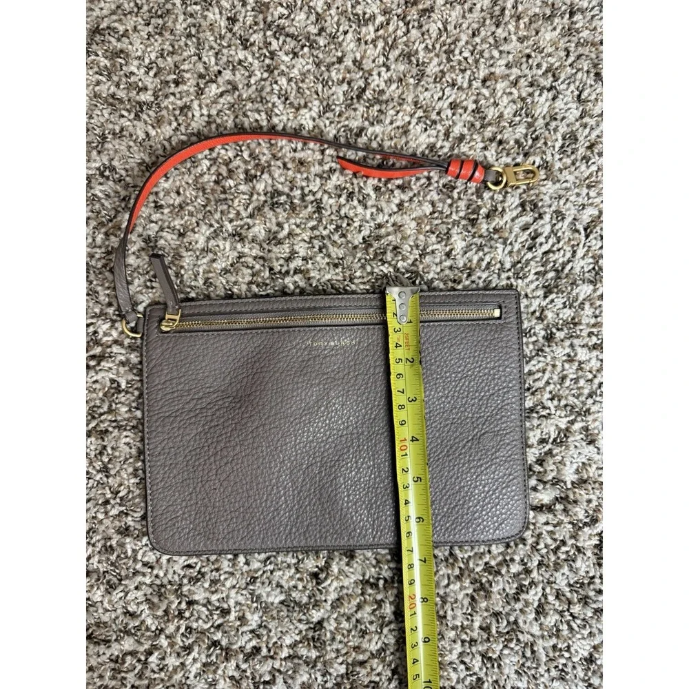 Tory Burch Chelsea pebbled leather wristlet in gray with gold-tone‎ Logo